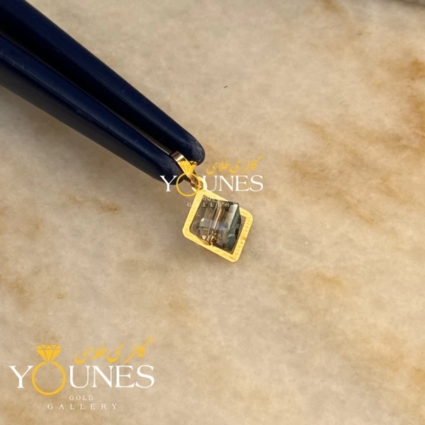 آویز طلا سواروسکی مربعی خاکستری هفت رنگ